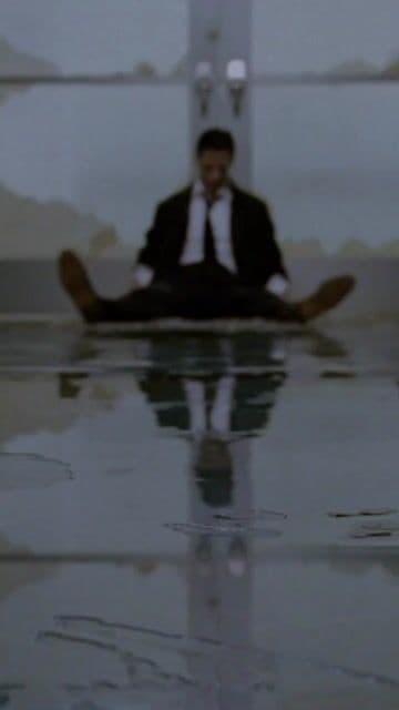 En 'Constantine', la escena donde John fuma en la iglesia fue idea de Keanu Reeves, reflejando el lado oscuro del personaje y el estilo de los cómics de DC. Un guiño que marcó la atmósfera de este thriller de acción.