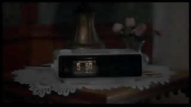 En 'Groundhog Day', Bill Murray rodó la secuencia del bucle temporal más de 25 veces para lograr la expresión perfecta de agotamiento. Este detalle demuestra la dedicación tras este clásico de comedia dirigido por Harold Ramis en 1993.