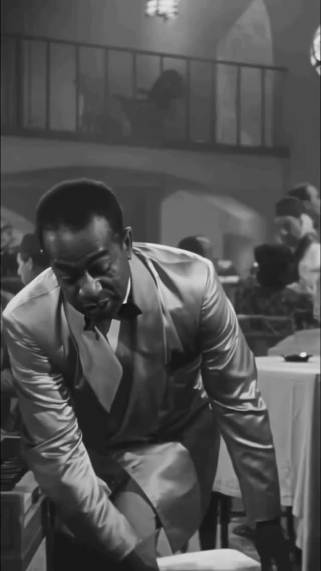 En 'Casablanca', la famosa niebla de la escena final se logró usando leche en polvo para crear un ambiente nostálgico. Este detalle de rodaje se volvió icónico en la historia del cine clásico.