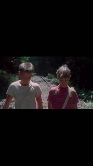 En 'Stand by Me', la emblemática escena cruzando las vías se acompaña por la canción 'Stand by Me' de Ben E. King. Este tema, además de dar nombre al filme, refuerza el paso a la vida adulta en la historia. Keywords: stand by me