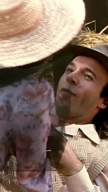 En la icónica escena inicial de 'La vida es bella', la voz en off anticipa el tono de fábula. Roberto Benigni se inspiró en relatos de supervivientes reales del Holocausto para crear la atmósfera emotiva de la pelícu