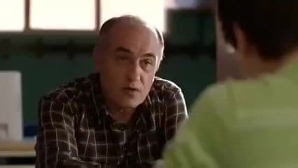 En 'Merlí', el aula se transforma cuando el profesor plantea dilemas filosóficos inesperados. Muchas de las escenas más intensas de la temporada 2 y 3 se improvisaron para captar reacciones auténticas del reparto.