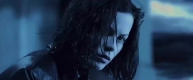 En 'Underworld' (2003), la escena donde Selene cae desde lo alto fue realizada por Kate Beckinsale sin dobles, agregando intensidad a este clásico dentro de las películas Underworld y su icónico reparto.