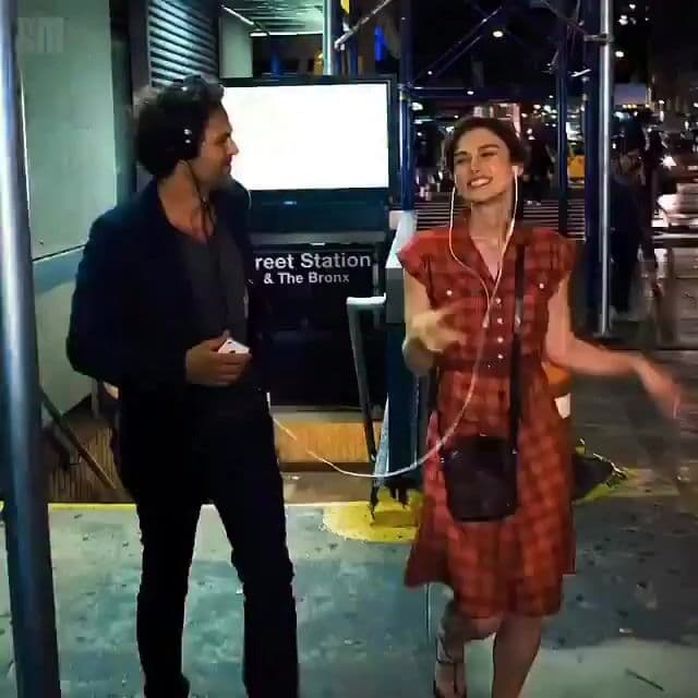 En 'Begin Again', una de las escenas más icónicas se rodó en Nueva York con las canciones interpretadas en vivo por Keira Knightley. El director John Carney apostó por capturar el sonido real para dar mayor autenticidad al drama musical.