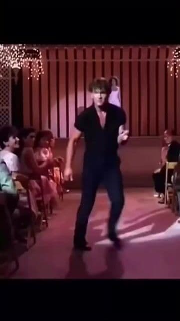 En 'Dirty Dancing', la emblemática escena del salto final se ensayó tantas veces que Patrick Swayze y Jennifer Grey tuvieron que improvisar para lograr la química que hizo a esta película de 1987 inolvidable.