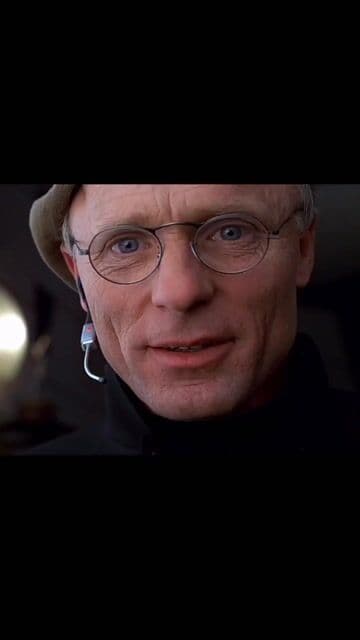 En 'The Truman Show' (1998), Jim Carrey improvisó la famosa escena del espejo, mostrando la dualidad del personaje frente a la cámara oculta. Un ejemplo del estilo único del director. ¿Has notado ese detalle del rodaje?.