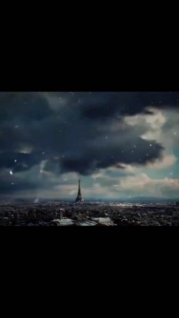 En 'La invención de Hugo Cabret', la estación de tren de París se recreó con gran detalle en un set construido ex profeso. Este dato refleja cómo la película adapta la atmósfera del libro de Brian Selznick de forma visualmente impactante.