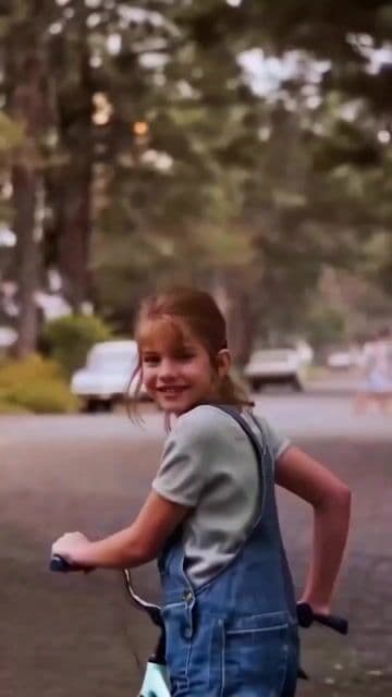En 'My Girl' de 1991, el primer beso entre los protagonistas fue filmado en una sola toma para capturar la autenticidad de la emoción juvenil. Esta escena marcó a toda una generación de espectadores de la película.