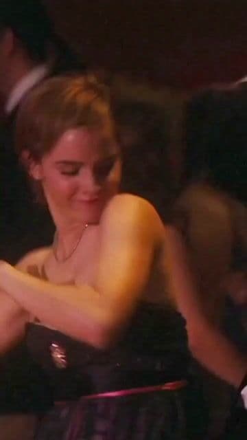 En 'The Perks of Being a Wallflower' (2012), se usó música alternativa real de los 90 para ambientar escenas clave. Emma Watson improvisó parte de la famosa escena del túnel, marcando un momento icónico para el drama de adolescencia.