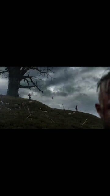 En 'Vikingos', muchas escenas de navegación se filmaron en lagos de Irlanda para recrear los viajes vikingos al oeste. La serie inspiró el interés en Vikingos Valhalla y resalta la cultura vikinga en pantalla.