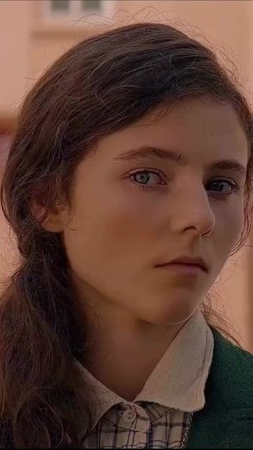 En la icónica escena del ático de 'Jojo Rabbit', la dirección de Taika Waititi crea tensión y emoción mezclando comedia negra y drama, lo que llevó a la película a ganar el Óscar al mejor guion adaptado en 2019.