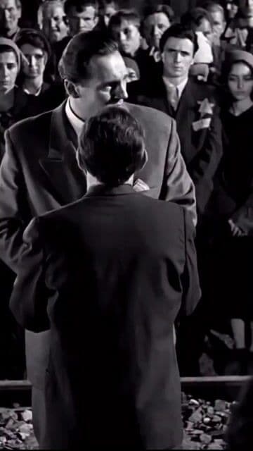 El tema musical de 'Schindler's List' acompañó la emotiva escena donde Oskar Schindler observa la fila de trabajadores salvados. La composición de John Williams, interpretada por Itzhak Perlman, elevó la intensidad del m