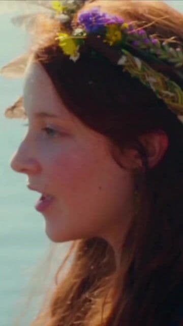 En 'Captain Fantastic', la escena de la fogata fue rodada en una sola toma sin cortes, reflejando la dinámica familiar real entre los actores. Este momento enfatiza el aislamiento y la conexión del grupo en la naturaleza.
