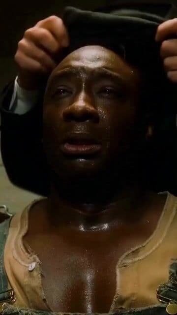 En 'La milla verde', la imponente presencia de John Coffey se realzó usando juegos de cámara y plataformas elevadas, intensificando la atmósfera en escenas clave. Un trabajo visual memorable en la película basada en la