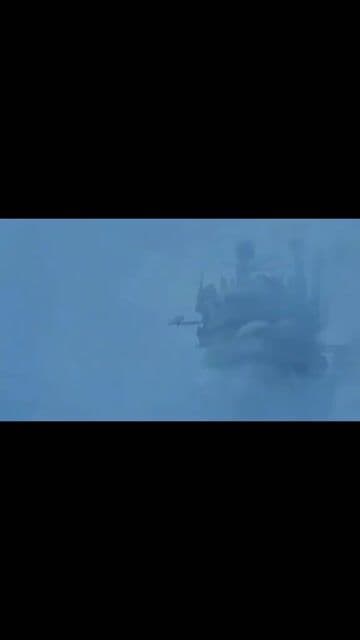 En 'El castillo ambulante', Hayao Miyazaki se inspiró en la novela de Diana Wynne Jones para crear un universo visual único. El diseño del castillo combina influencias victorianas con tecnología steampunk, a