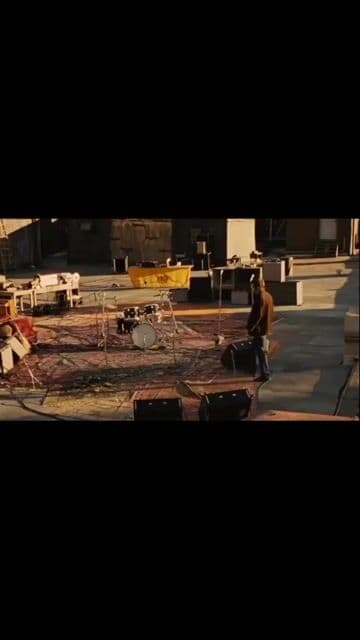En 'Across the Universe' (2007), cada coreografía fue diseñada para reflejar el espíritu de los años 60 y el mensaje de las canciones de The Beatles. El rodaje integró escenarios icónicos para potenciar la atmósfera psicodélica.