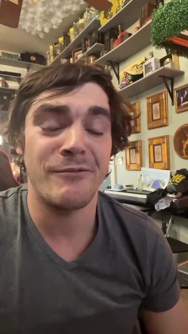 RJ Mitte fue reconocido por interpretar a Walter White Jr. en la serie 'Breaking Bad', un personaje clave que mostró la importancia de la familia en la historia. Mitte dejó huella en el reparto y marcó la evolución del hijo de Walter White.