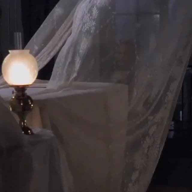 Durante el rodaje de 'Interview with the Vampire' (1994), Kirsten Dunst tenía solo 11 años y su beso en escena con Brad Pitt fue uno de los momentos más comentados en la historia del cine de terror y drama.
