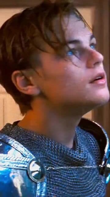 En 'Romeo + Juliet' (1996), la escena del primer encuentro entre Leonardo DiCaprio y Claire Danes en el acuario fue rodada con un solo cristal entre ambos, resaltando la dualidad visual entre los Capuleto y Mont