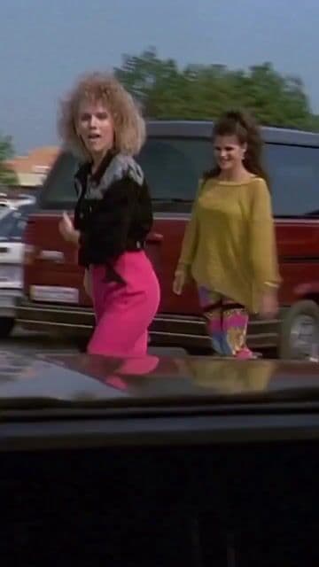 En 'Tomates verdes fritos' (1991), el grito de Evelyn Couch al estrellar su coche simboliza la liberación femenina en el cine. Esta escena es un referente del empoderamiento en películas sobre mujeres.
