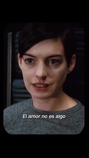 La famosa escena del piano en ‘Interstellar’ resalta la angustia del viaje espacial. Hans Zimmer usó órganos de iglesia y sonidos atmosféricos, creando una banda sonora que potencia la emoción y la inmensidad en pantalla.