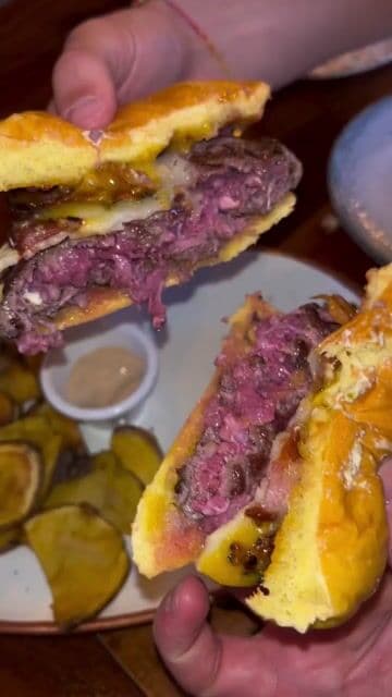 Hamburguesería con carnes maduradas muy buenas. Solo hacen 15 unidades diarias de la burger del mes así que tienes que ser rápido para no quedarte sin la tuya.