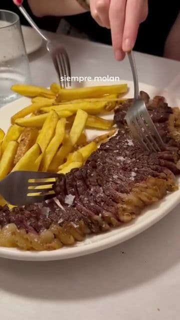 El sitio es pequeño, las tapas están ricas. De postre nos habían recomendado la tarta de queso pero a nosotros nos gustó más el brownie.