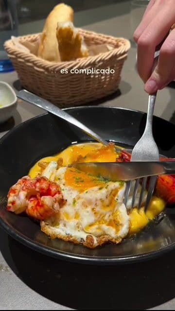 Todo un acierto. De una tenéis que pedir los carabineros, las croquetas y la ensaladilla. Los dimsum y el porkimchi también nos gustaron. Está muy rico.