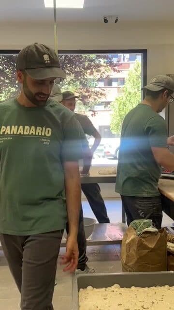 Darío Marcos, arquitecto convertido en maestro panadero, inaugura su nuevo obrador de Panadarío en Legazpi tras 10 años creando los mejores panes de Madrid centro. Reconocido como Mejor Panadero de Ma