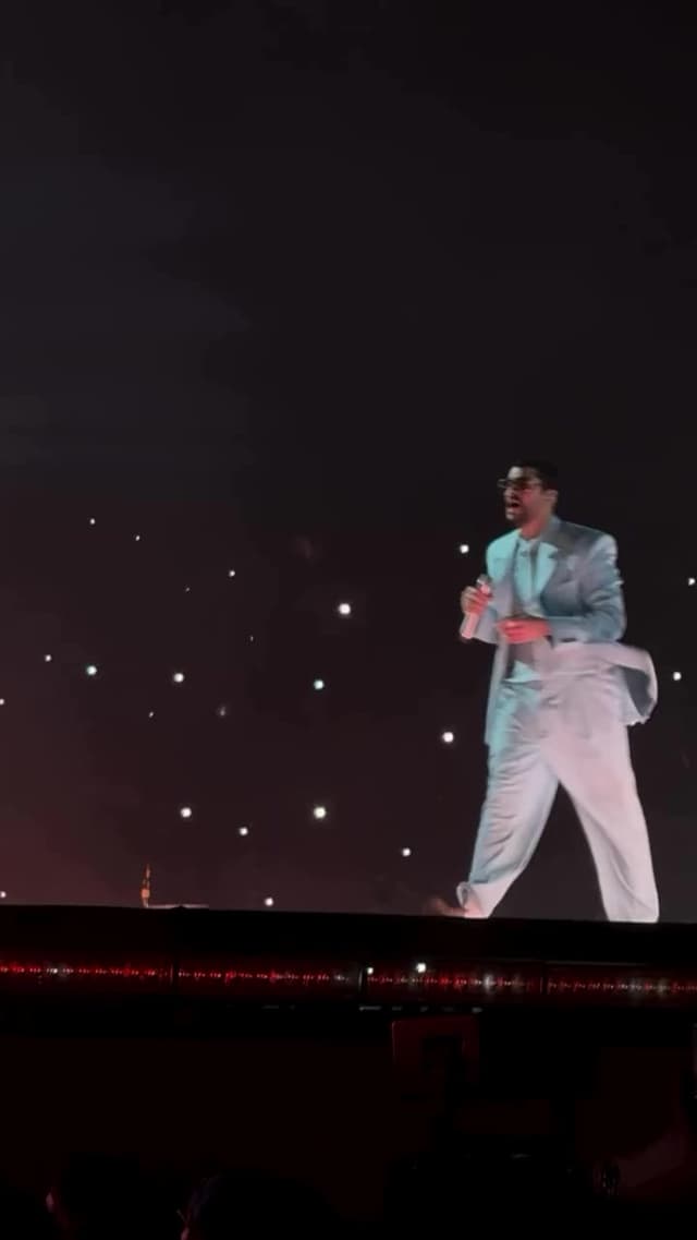 Durante un show especial en Hiram Bithorn, Bad Bunny y Víctor Manuelle interpretaron en vivo 'Mala y Peligrosa', haciendo vibrar al público puertorriqueño. Este dúo marcó un hito para la salsa y el trap latino.