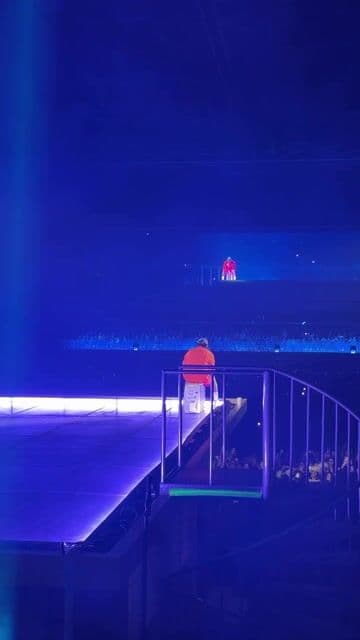 ‘La Difícil’ de Bad Bunny fue interpretada como exclusiva en su primer concierto en Países Bajos. Este tema marca referencias sobre relaciones complicadas y es conocido también por su modelo en el video y su letra llena de nostalgia.