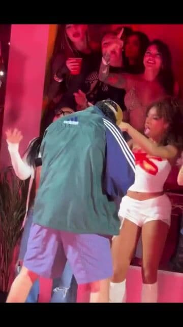 Bad Bunny interpreta su canción Neverita del álbum Un Verano Sin Ti en Sydney, Australia, como parte del DMTF world tour.