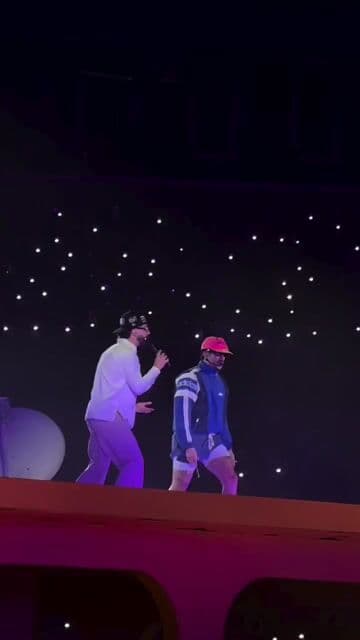 Durante su segunda noche en Buenos Aires, Bad Bunny sorprendió al público al invitar a Mora al escenario. Una colaboración inesperada que emocionó a los fans de la música urbana y de ambos artistas.
