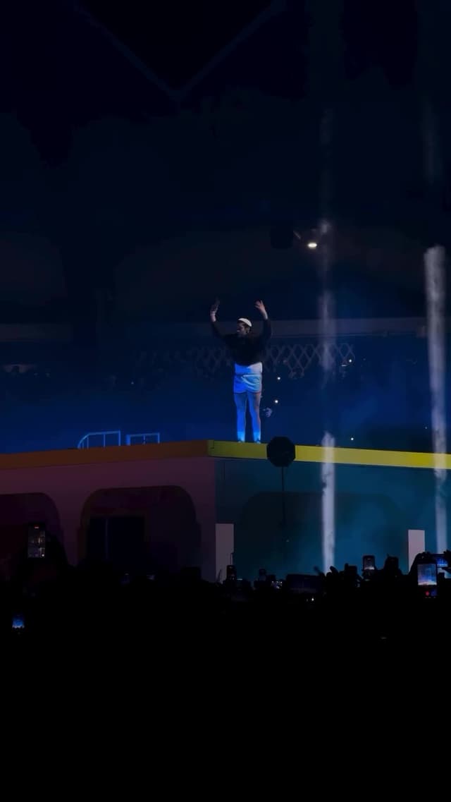 La canción '120' de Bad Bunny mezcla letras intensas con ritmos drill. Estrenada en el Hiram Bithorn, destaca por su significado personal y su energía en vivo, explorando nuevas fronteras del género musical.