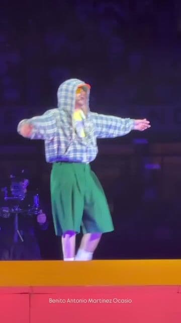 Bad Bunny interpreta su canción Efecto, del álbum Un Verano Sin Ti, en su concierto de Sydney, Australia.