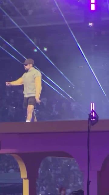 Bichiyal es uno de los temas más emblemáticos de Bad Bunny y lo cantó en uno de sus conciertos en Madrid, España. La canción mezcla reguetón clásico con sonidos modernos que reflejan la evolución del género en la música latina.