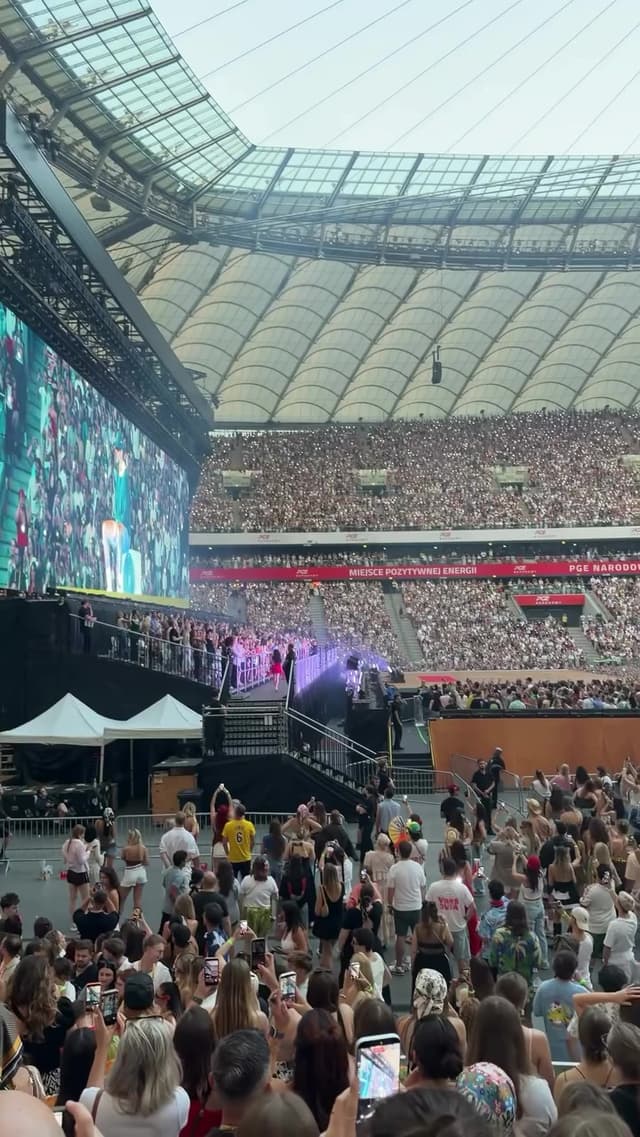 ‘La Zona’ de Bad Bunny fue interpretada exclusivamente en un concierto en Polonia. La canción destaca por su ritmo y mensaje, siendo buscada por fans para conocer su letra en español y el significado detrás de la música.