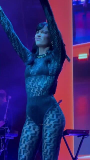 Disfruta de 'En el coche' de Aitana, una de las canciones más populares en sus conciertos del Alpha Tour. Esta canción en vivo logra que el público se venga arriba y es un imprescindible en su repertorio.