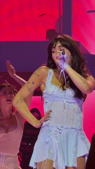 Aitana regresa con energía en su canción que refleja la vuelta a la soltería y la vida en la calle. Una pieza clave dentro del sonido pop contemporáneo en el contexto del Cuarto Azul World Tour.