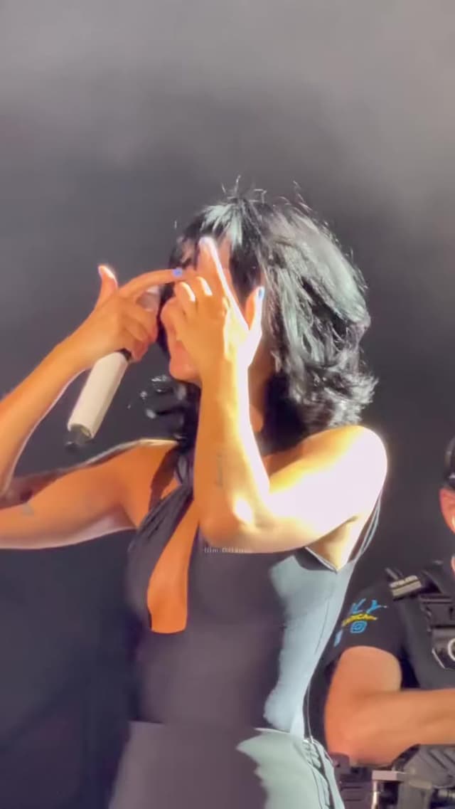 La canción 'Vas a quedarte' de Aitana sigue emocionando en cada concierto. Descubre información sobre la letra, los acordes y su interpretación en directo por parte del público.