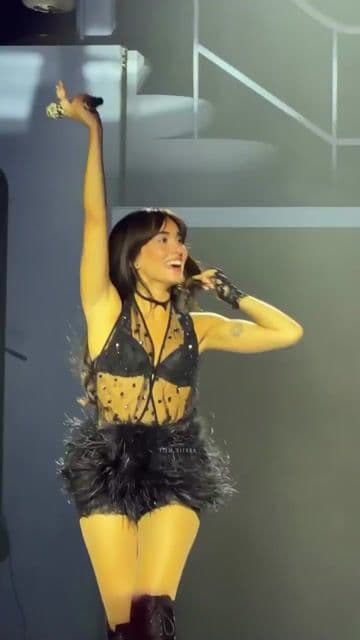 Aitana celebra la victoria de España en Zaragoza