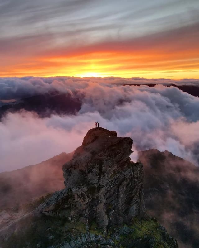 Amanecer sobre las nubes