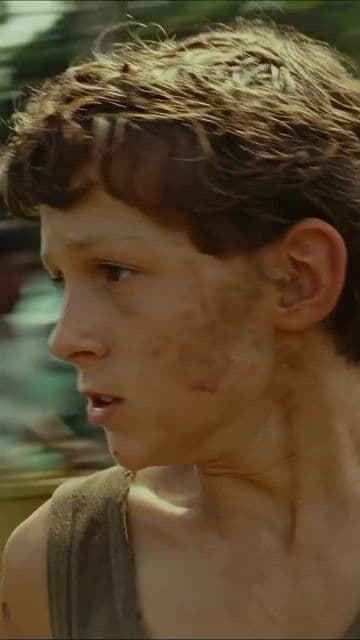 Tom Holland sorprendió con una emotiva interpretación en 'The Impossible' de 2012, reflejando el vínculo entre hermanos en una escena cargada de realismo y emoción. Uno de los momentos más impactantes de la película basada en hechos reales.
