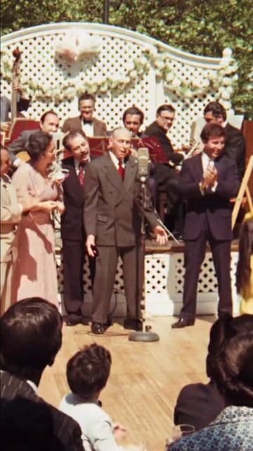 Gennaro Amato, un legendario comico napolitano, aparecio en la escena de la boda cantando una cancion tradicional.