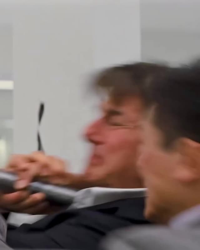 En 'Mission: Impossible Fallout' (2018), la famosa escena del baño con Henry Cavill trae un inesperado error de continuidad: su barba crece entre golpes y aparece un bolsillo extra en su camisa. Un momento icónico en el cine de acción.