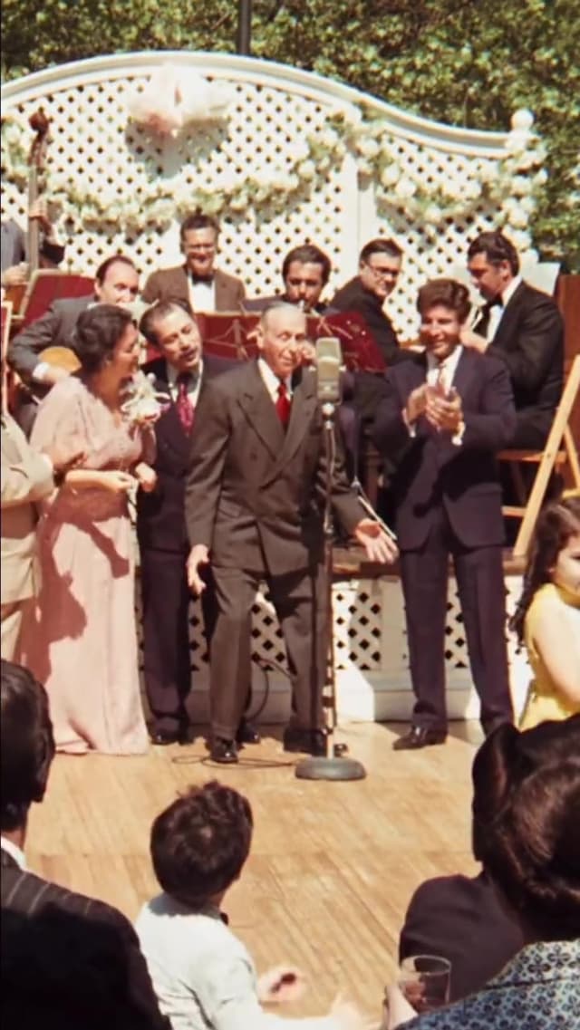 Gennaro Amato, un legendario comico napolitano, aparecio en la escena de la boda cantando una cancion tradicional.