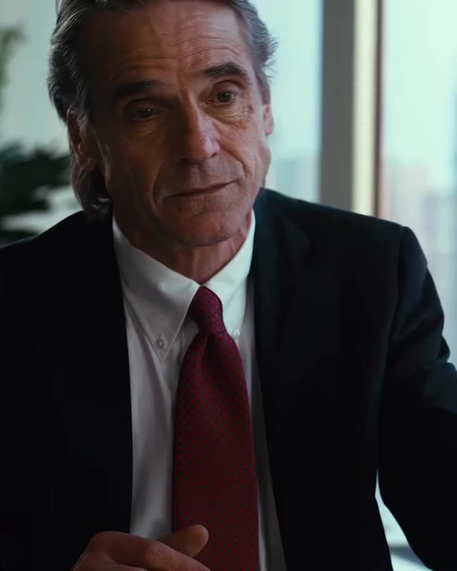 El director J.C. Chandor rodó 'Margin Call' prácticamente en oficinas reales, transmitiendo tensión con silencios y miradas en plena crisis financiera de 2008. Una de las mejores escenas muestra la crudeza de las decisiones en el mundo d