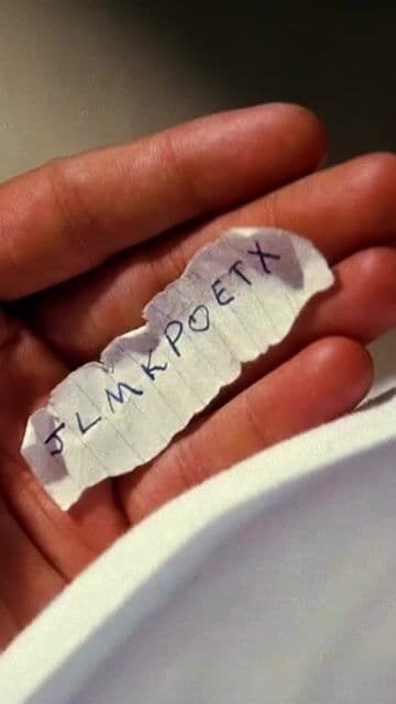 Ben Affleck intentando leer las letras con Kate Beckinsale de enfermera. Cine de los 2000 en una escena.