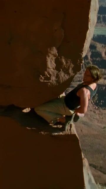 Descubre cómo se filmó la icónica escena de escalada en 'Mission: Impossible II' (2000) en Dead Horse Point, Utah. Conoce detalles sobre el elenco, los dobles de acción y el legado del soundtrack.