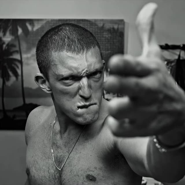 Durante el estreno de 'La Haine' en Cannes 1995, policías franceses protestaron por la representación policial en la película, dándole la espalda al elenco. Aun así, el filme recibió una ovación de pie al finalizar.